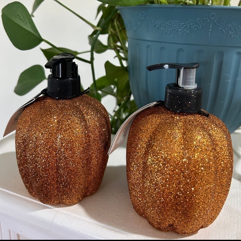 FALL GLITTERY ORANGE PUMPKIN SOAP 2PC SET (lite pumpkin scent) - NWT